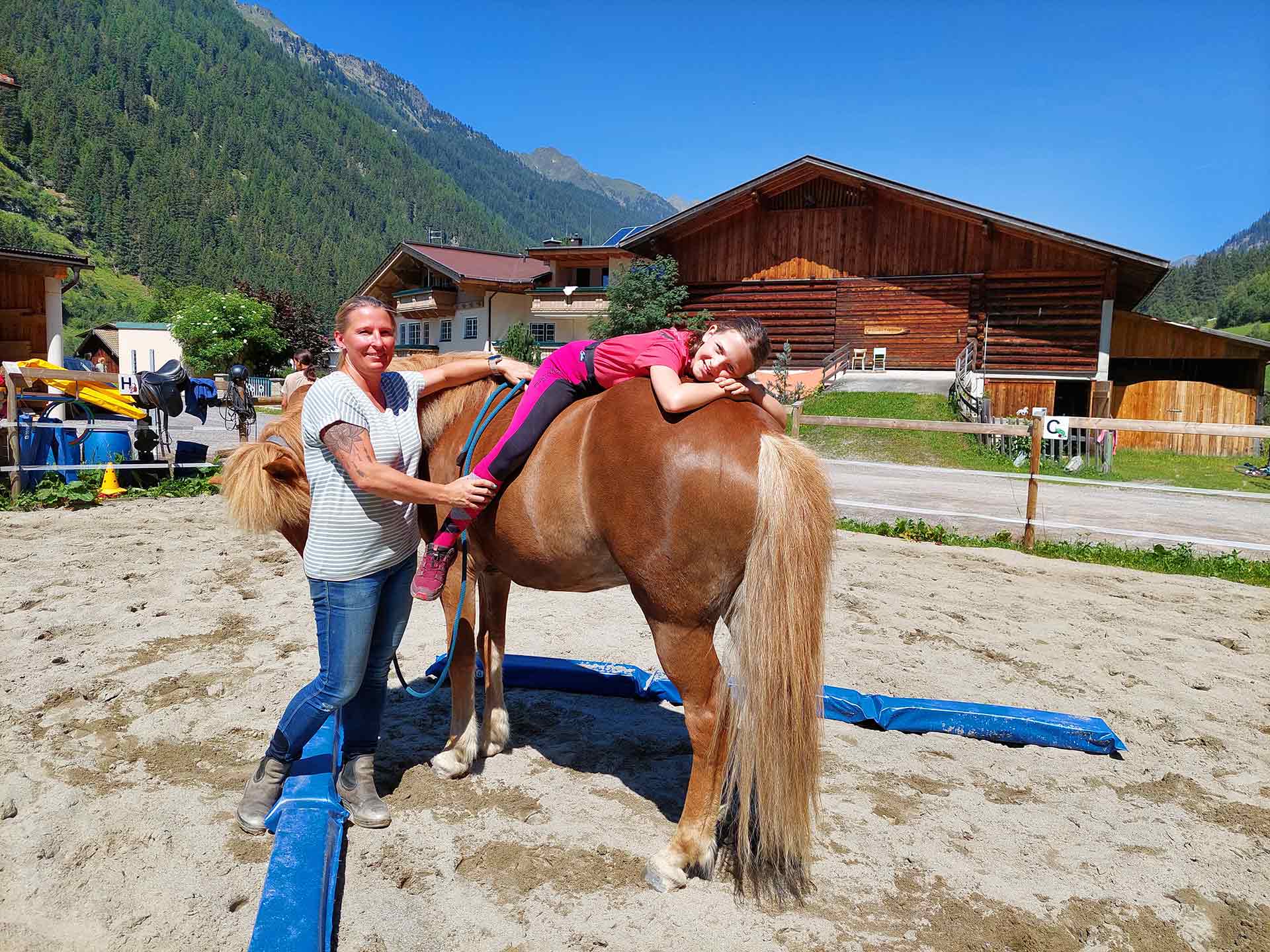 Nicole mit Pferd und Kind